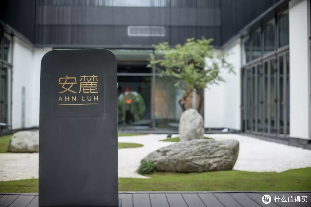 这是山山水水处处明明秀秀的千岛湖，每扇窗都是一幅山水画